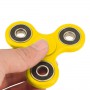 Keltainen Fidget Spinner.