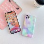 iPhone 11 värikäs tie-dye suojakuori.