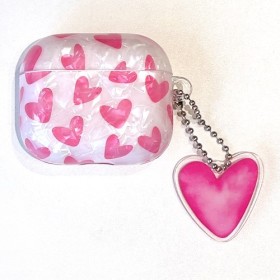 AirPods 4 kotelon suojakuori, pinkit sydämet – huolella viimeistelty tuote lähikuvassa