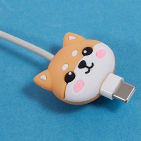 Söpö cable biter johtokoriste Koira-aiheinen kaapelinsuoja johdon päässä