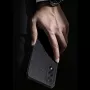 OnePlus Nord 5 5G musta puukuvioitu suojakuori miehen kädessä