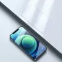 iPhone 17 kirkas panssarilasi – lasi ja puhelin vierekkäin pöydällä.