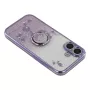 iPhone 17 violetti glitter kukka sormuspidike suojakuori – kulmasta kuvattu, kohokuvioidut kukat.