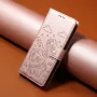 iPhone 17 ruusukulta koira suojakotelo – etukansi lähikuvassa lifestyle-taustalla.