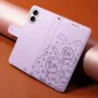 iPhone 17 lila koira suojakotelo – takakansi ja rannehihna lifestyle-kuvassa.