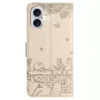 iPhone 17 beige kissa suojakotelo – takakannen kuvio ja kameran aukko.