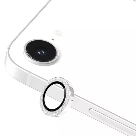 iPhone 16e kameran linssisuoja hopea glitter – rengas ja asennettuna puhelimen kameran ympärillä.
