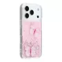 iPhone 17 Pro kimaltava suojakuori perhoskoristeella – viisto takanäkymä, kaksi 3D-perhosta ja pinkki glitter.
