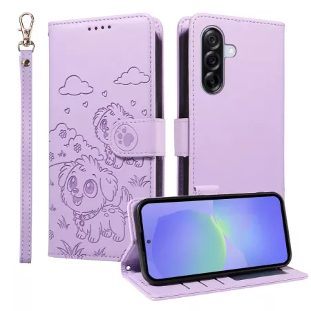 Samsung Galaxy A36 5G lila koira suojakotelo – pääkuva: koirakuosi, lila keinonahka, jalustatoiminto ja irrotettava rannehihna.