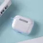 AirPods Pro 3 kirkas suojakuori – takana aukko painikkeelle ja kiinnikkeelle.