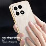 OnePlus 15 kullanvärinen suojakuori silkkipintaisella viimeistelyllä kädessä, sormenjälkiä hylkivää pintaa esittelevä kuva