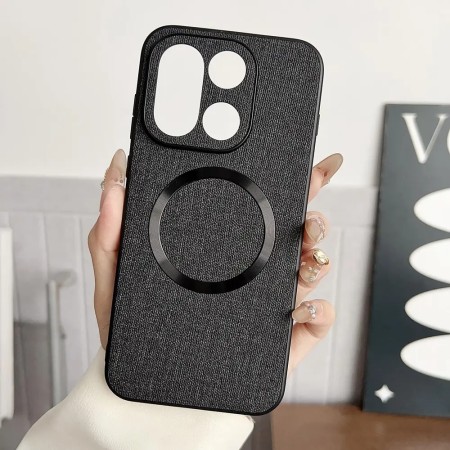 OnePlus 15 MagSafe suojakuori kankaisella tekstuurilla, mattamusta kuori MagSafe-renkaalla kädessä lähikuvassa.