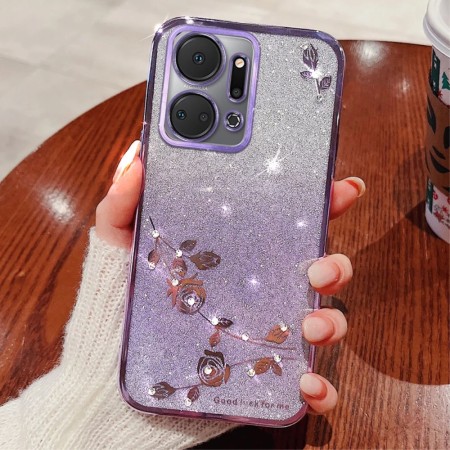 Honor X7A violetti glitter kukka suojakuori puhelimessa kädessä, taustalla kahvilan pöytä.