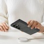 Samsung Galaxy S24 Ultra / S25 Ultra musta MagSafe-yhteensopiva suojakuori kädessä, latausalustan vieressä.