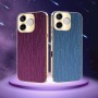 Honor 600 Lite kullanvärinen suojakuori kullanvärisillä reunuksilla, esillä violetissa ja sinisessä värissä.