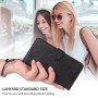 Honor 600 musta suojakotelo kädessä, taustalla iloisia ihmisiä ulkona.