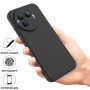 Realme GT 8 Pro suojakuori mustassa silikonissa tarjoaa pitävän otteen ja kätevän rannenauhan helppoa kantamista varten.