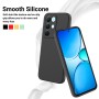 Realme C100 5G:n musta silikonikuori tuntuu pehmeältä ja antaa pitävän otteen.