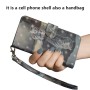 Rannelenkin ansiosta iPhone 11 Pro kulkee kätevästi mukana.