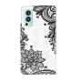 OnePlus Nord 2 suojakotelon mustavalkoinen kukkakuosi korostaa kotelon näyttävää pintaa.