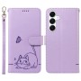 Lila kissakuvioinen Samsung Galaxy A16 / A17 / A18 / A26 puhelinlompakko kulkee mukana rannelenkin kanssa.