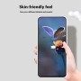 Pehmeäpintainen suojakuori tuntuu miellyttävältä kädessä Motorola Moto G87, G77 ja G67 puhelimessa.