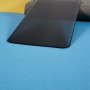 OnePlus 13 privacy panssarilasin tumma pinta rajoittaa sivulta näkyvää sisältöä.