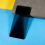 OnePlus 13R privacy panssarilasi tummentaa näytön sivusta katsottuna.