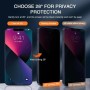 28 asteen katselukulmassa privacy panssarilasi tummentaa iPhone 13:n ja 14:n näytön sivulta katsottuna.