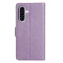 Samsung Galaxy A57 5G lompakkokotelon violetti sävy tuo puhelimeen hillityn ilmeen.