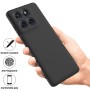 Musta silikonikuori tuntuu miellyttävältä kädessä ja helpottaa Motorola Moto G67 puhelimen pitoa.
