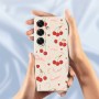 Galaxy S25 suojakuoren taustalla toistuvat vaaleat rusetit ja punaiset kirsikat.