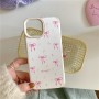 iPhone 15 kuoren pinkit rusetit ja pienet kukat tuovat puhelimeen kevyen ja romanttisen ilmeen.