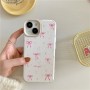 iPhone 15 kuoren pinkit rusettikuviot tuovat puhelimeen hempeän ja siistin ilmeen.