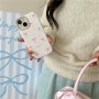 iPhone 15 kuoren pinkit rusetit tuovat puhelimeen kevyen ja hempeän ilmeen.