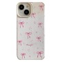 iPhone 14 kuoren pinkki rusetti kuviointi tuo puhelimeen leikkisää ilmettä.