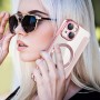 Sormuspidike helpottaa iPhone 15:n pitämistä kädessä.