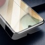 Näytönsuojan kameran aukko jättää Samsung Galaxy A27:n etukameran vapaaksi.